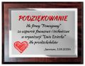 Przykładowa tabliczka na podkładzie drewnianym.